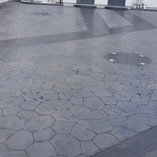 Random stone-print imprinted concrete