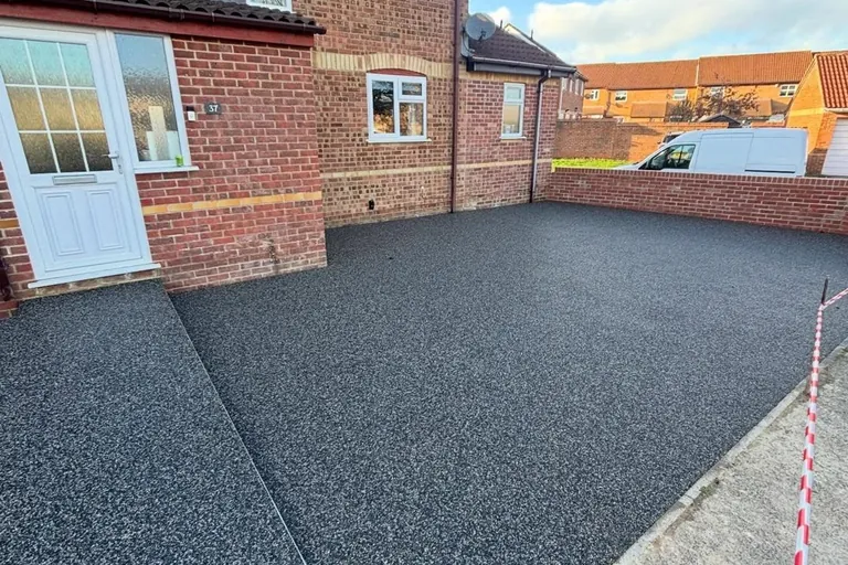 Dark resin bound driveway laid by Smart Paving