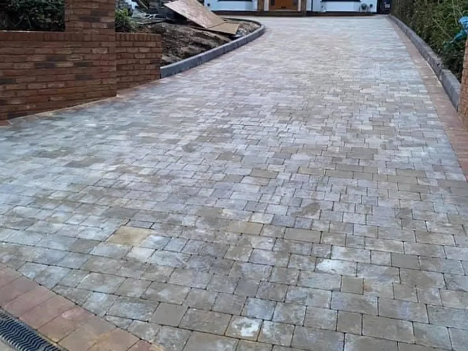 Tumbled setts laid in courses