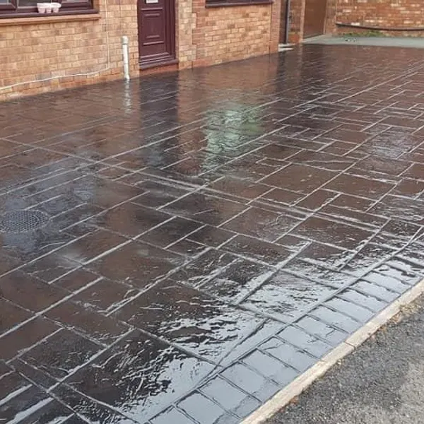 Imprinted concrete driveway with a contrasting border